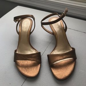 Michelle D 1 1/2 inch heels. Like new. Goldish color.